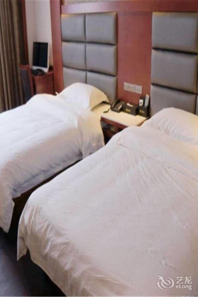 Longwang Business Hotel Liuzhou Екстериор снимка