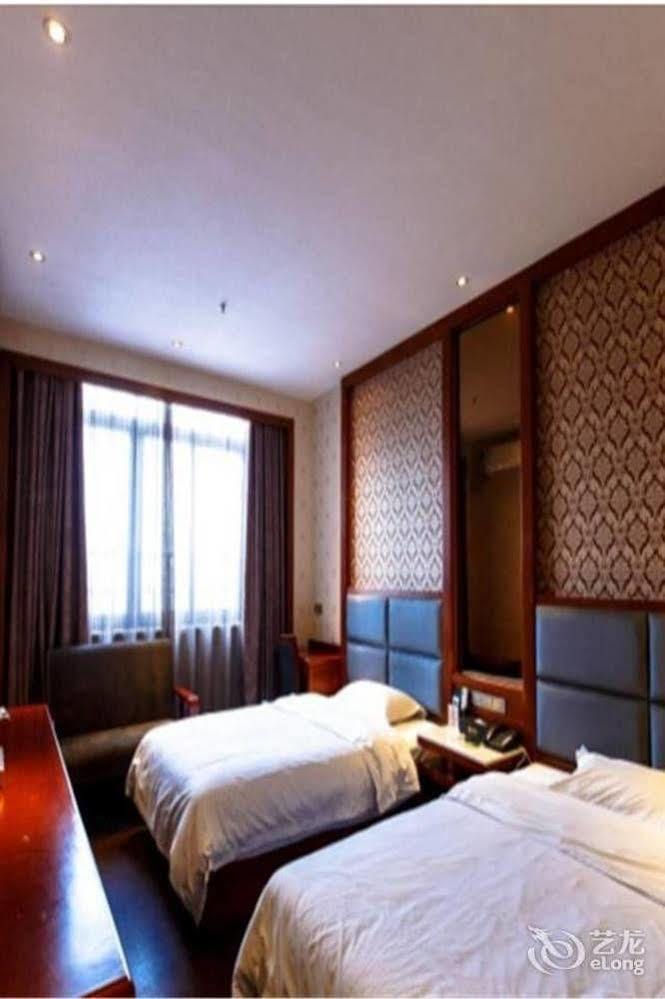 Longwang Business Hotel Liuzhou Екстериор снимка